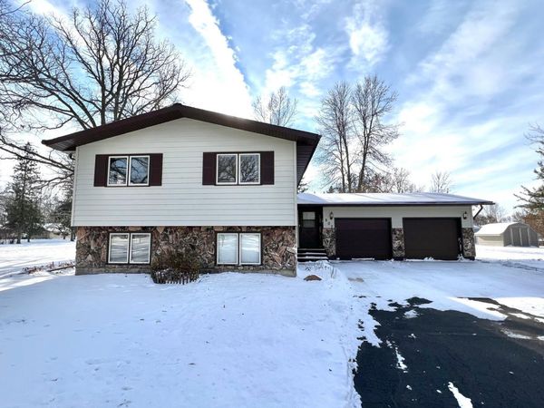 902 Oakmont Drive, Thief River Falls, MN 56701
