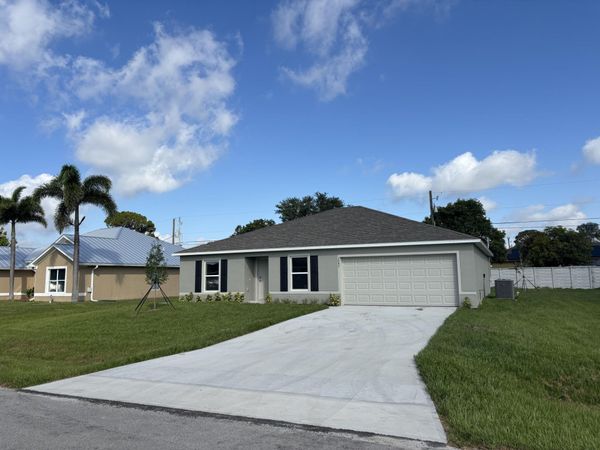 2082 SE Buttonwood Drive, Port Saint Lucie, FL 34953