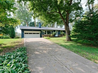 148 Ridgeview Lane E, Wayzata, MN 55391