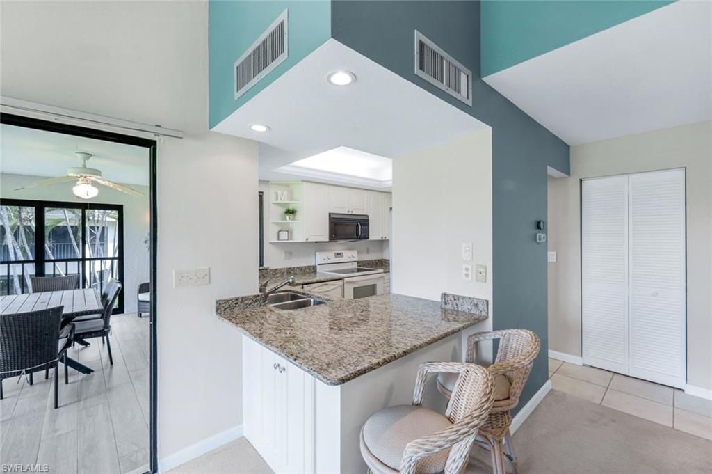 5585 Trailwinds Dr, Unit 326, Fort Myers, FL 33907 Photo