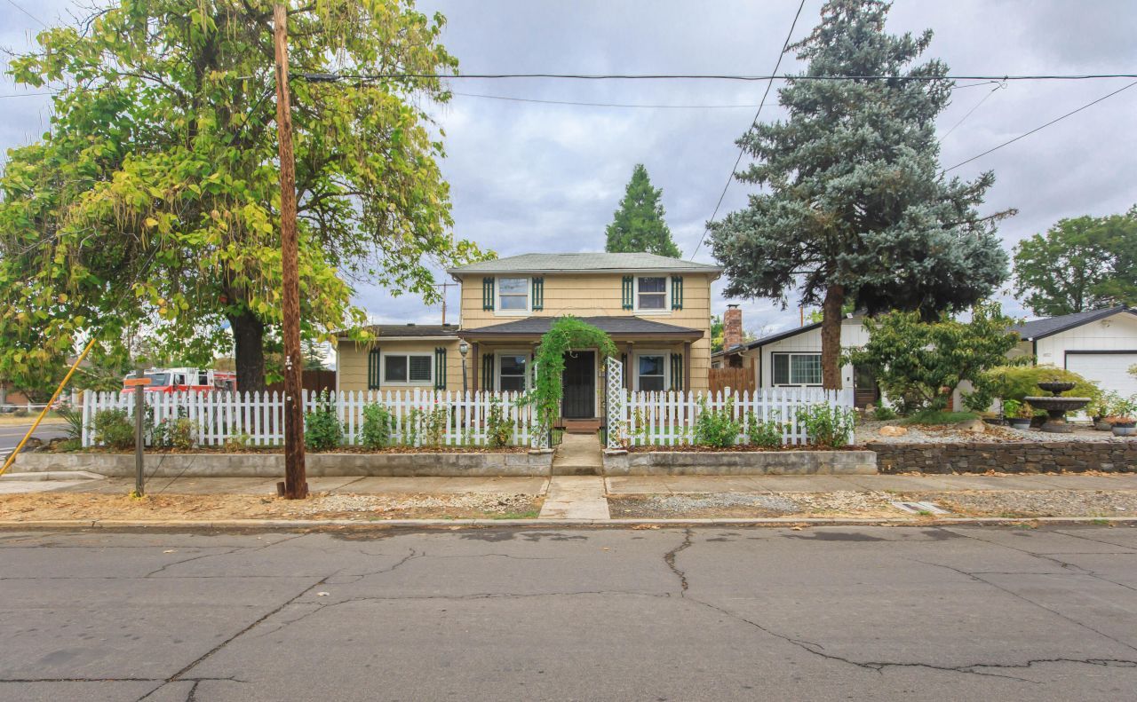 854 W 2nd Street, Medford, OR 97501 Main Photo