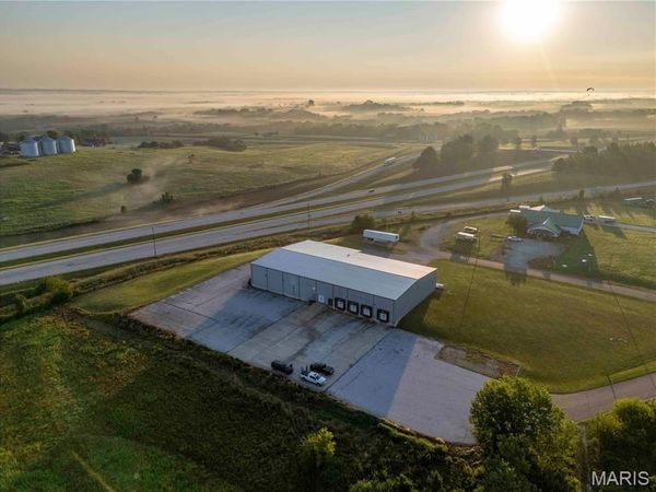 1 Rooster Way, Barry, IL 62312