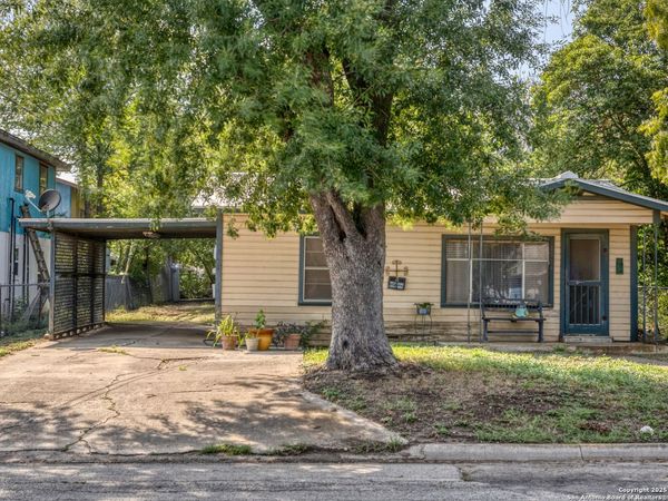1104 Avenue S, Hondo, TX 78861
