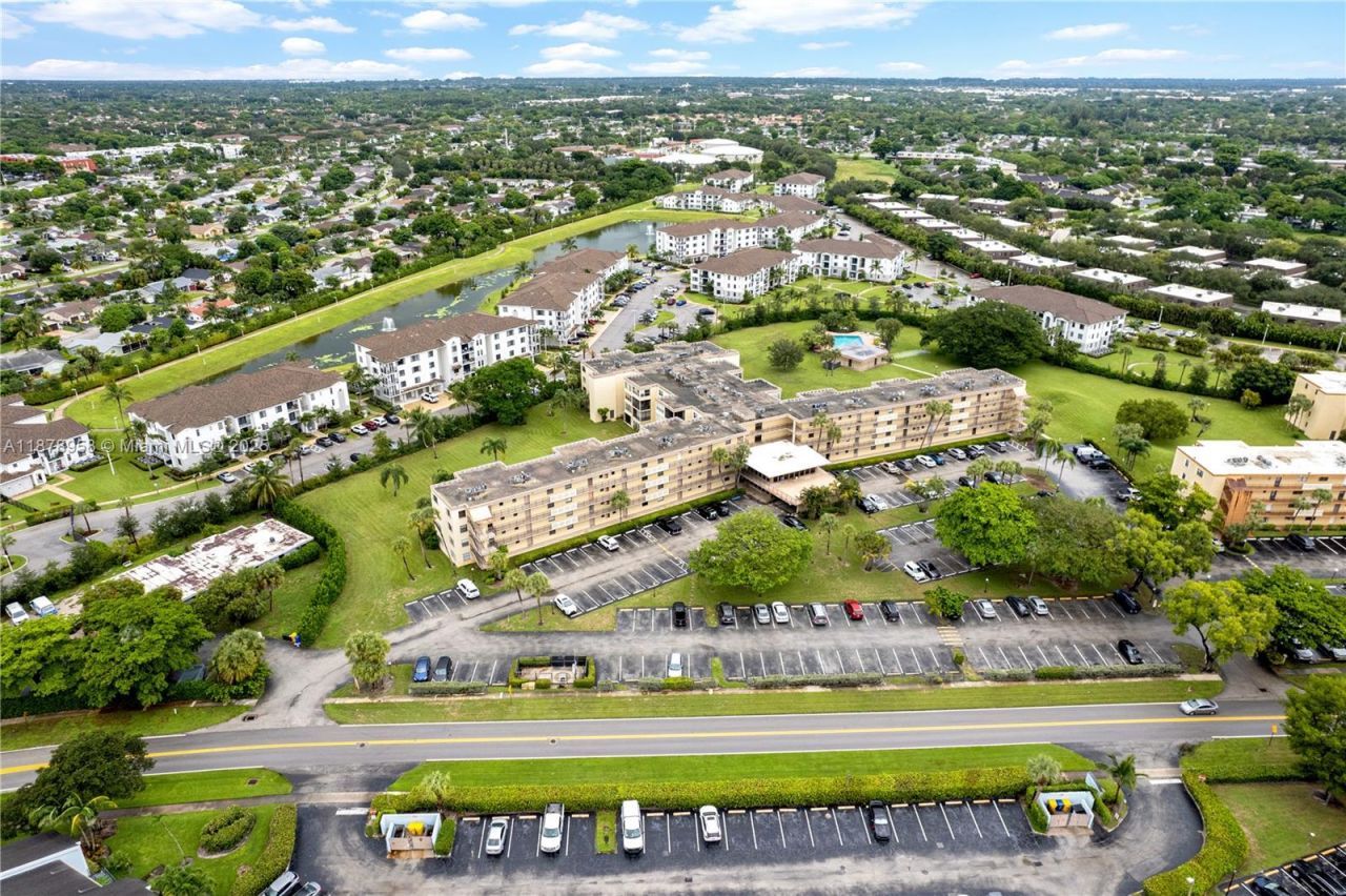 9355 SW 8th St, Unit 425, Boca Raton, FL 33428 Photo