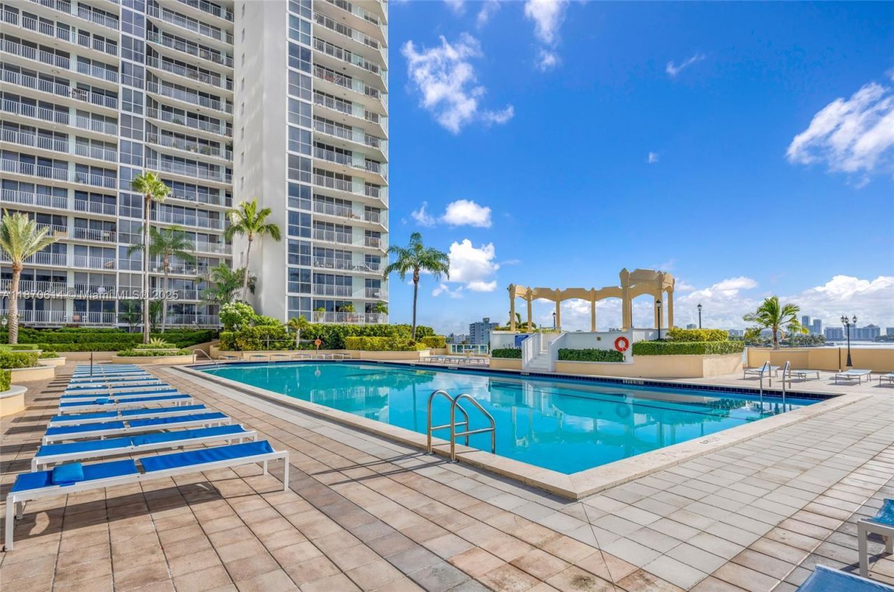 7601 E Treasure Dr, Unit 1722, North Bay Village, FL 33141 Photo