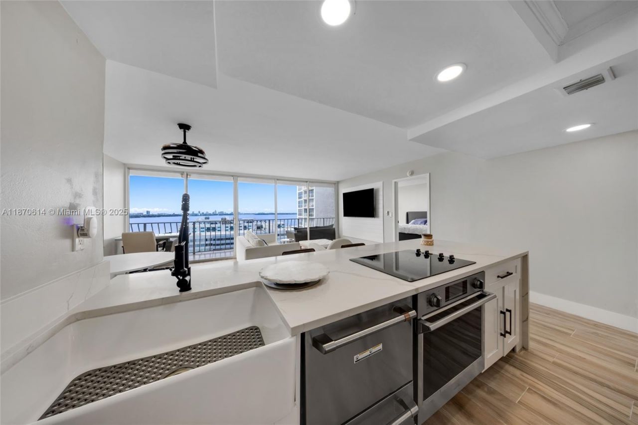 7601 E Treasure Dr, Unit 1722, North Bay Village, FL 33141 Photo