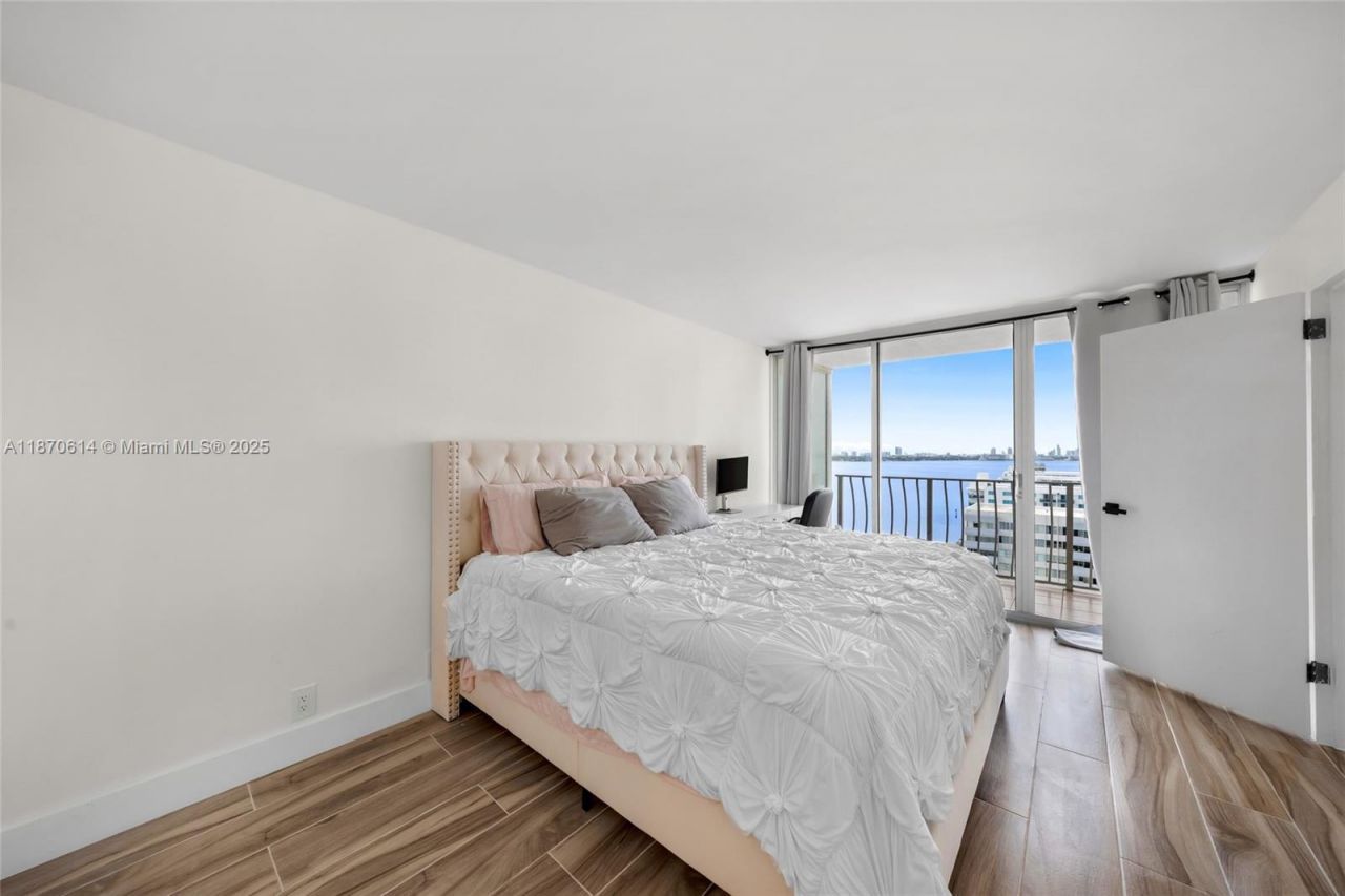 7601 E Treasure Dr, Unit 1722, North Bay Village, FL 33141 Photo