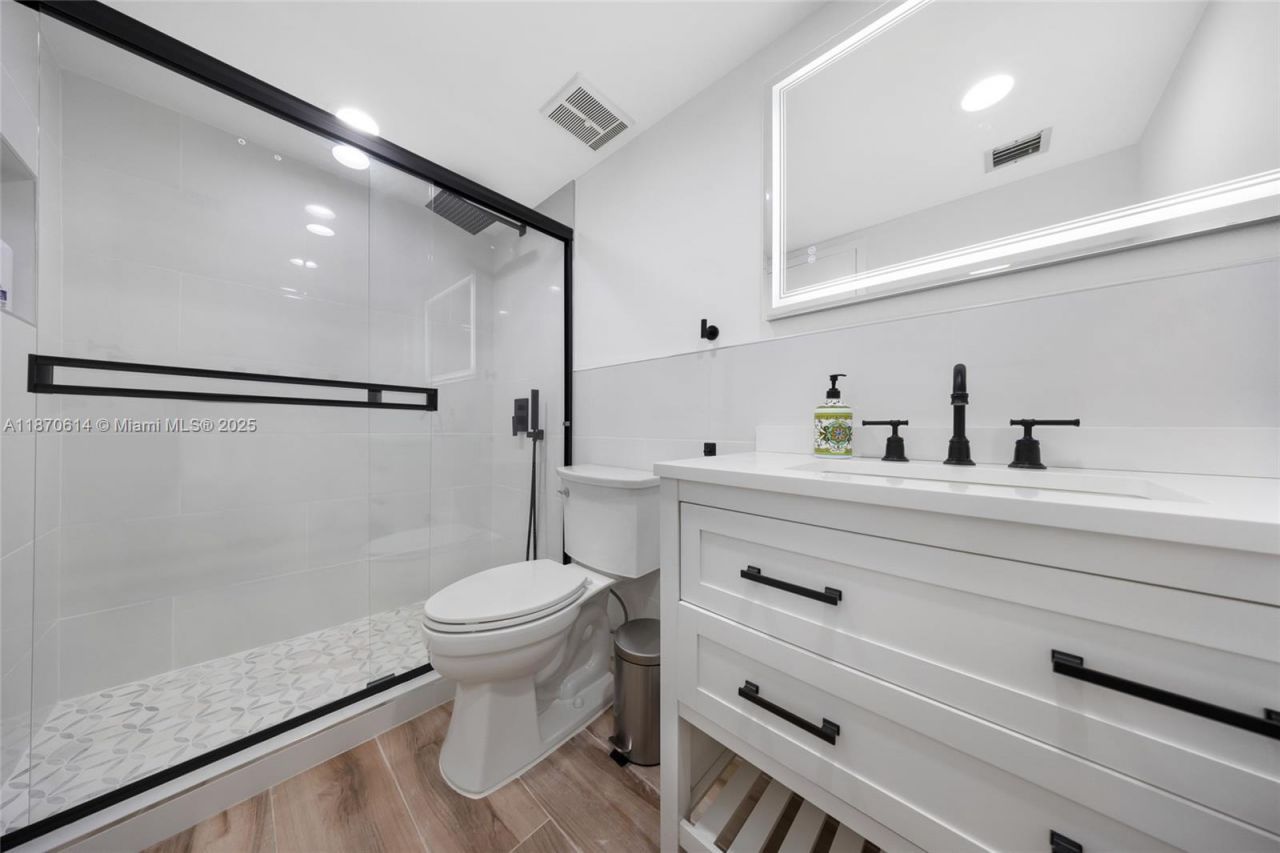 7601 E Treasure Dr, Unit 1722, North Bay Village, FL 33141 Photo