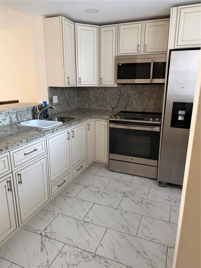 901 NE 14th Ave, Unit 305, Hallandale Beach, FL 33009 Photo