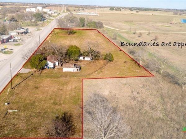 206 N FRANKLIN Street, Holland, TX 76534