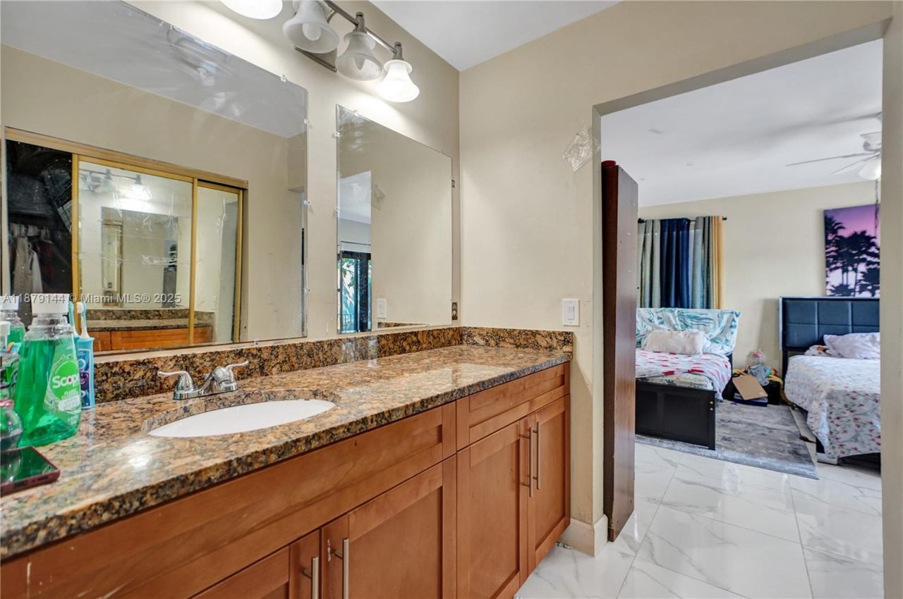 2419 NW 11th St, Unit 21-D, Miami, FL 33125 Photo