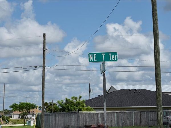 825 NE 7th TER , CAPE CORAL, FL 33909