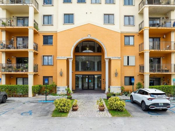 9340 Fontainebleau Blvd, Unit W206, Miami, FL 33172
