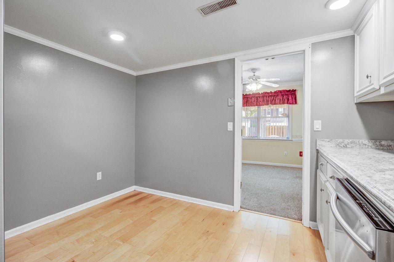 2932 Cathedral Lane Photo 12