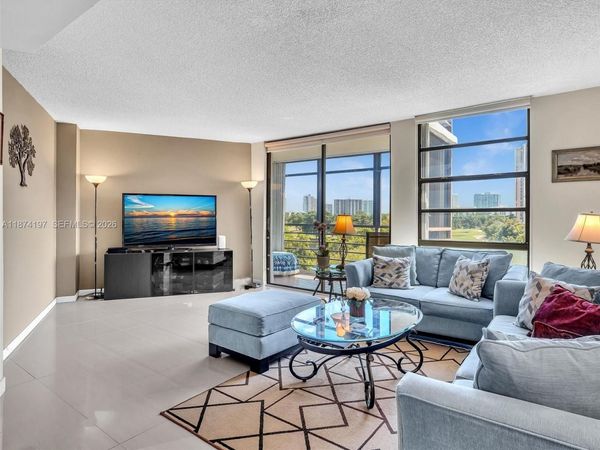 20400 W Country Club Dr, Unit 605, Aventura, FL 33180