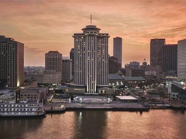 2 CANAL Street, Unit 2402, New Orleans, LA 70130