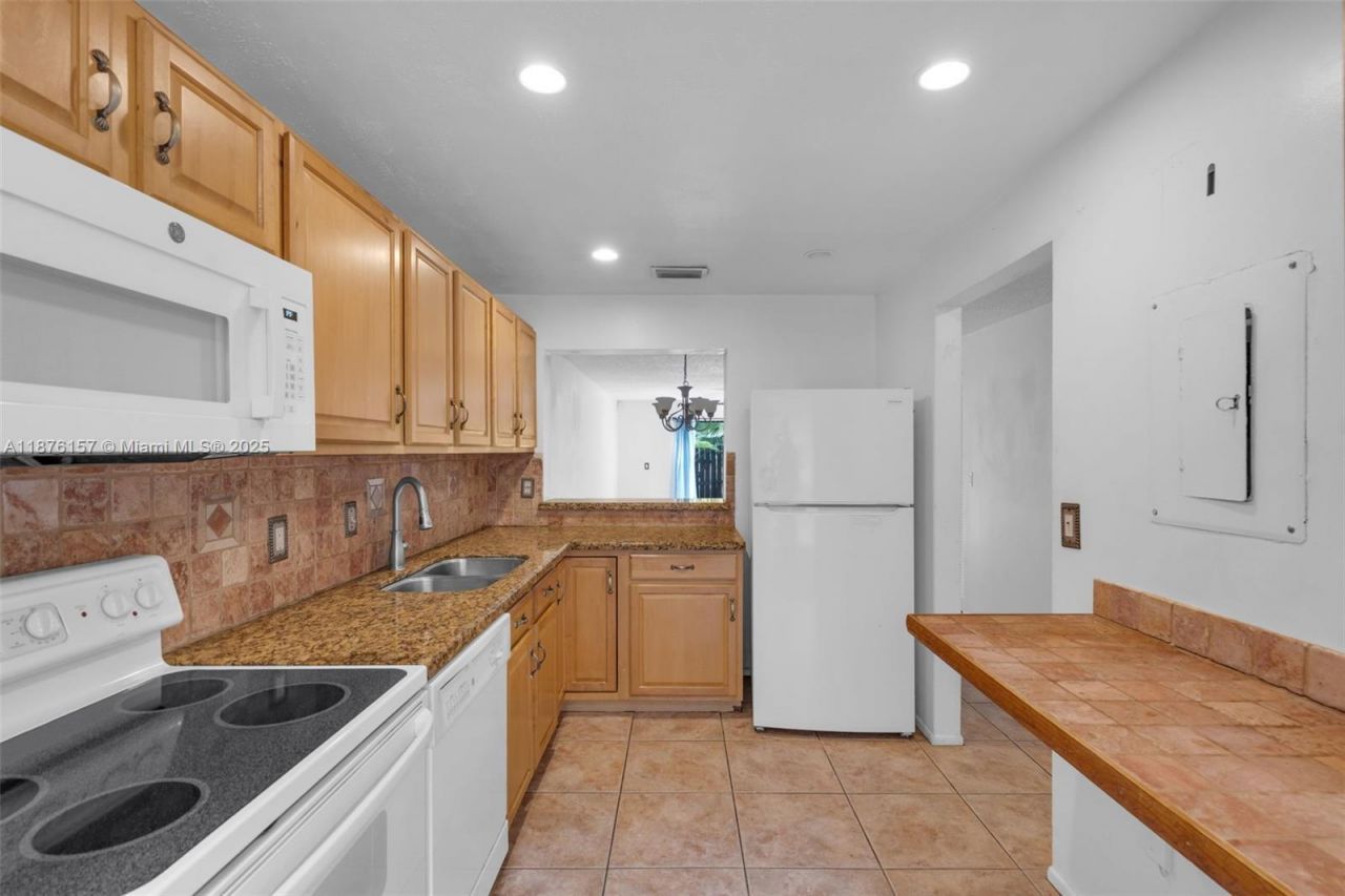 1161 NW 99th Ter, Unit 38, Pembroke Pines, FL 33024 Photo