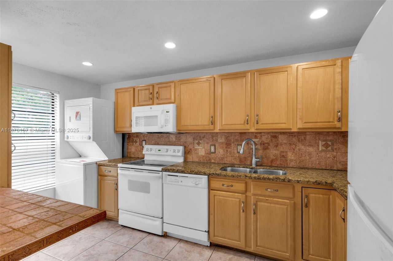 1161 NW 99th Ter, Unit 38, Pembroke Pines, FL 33024 Photo