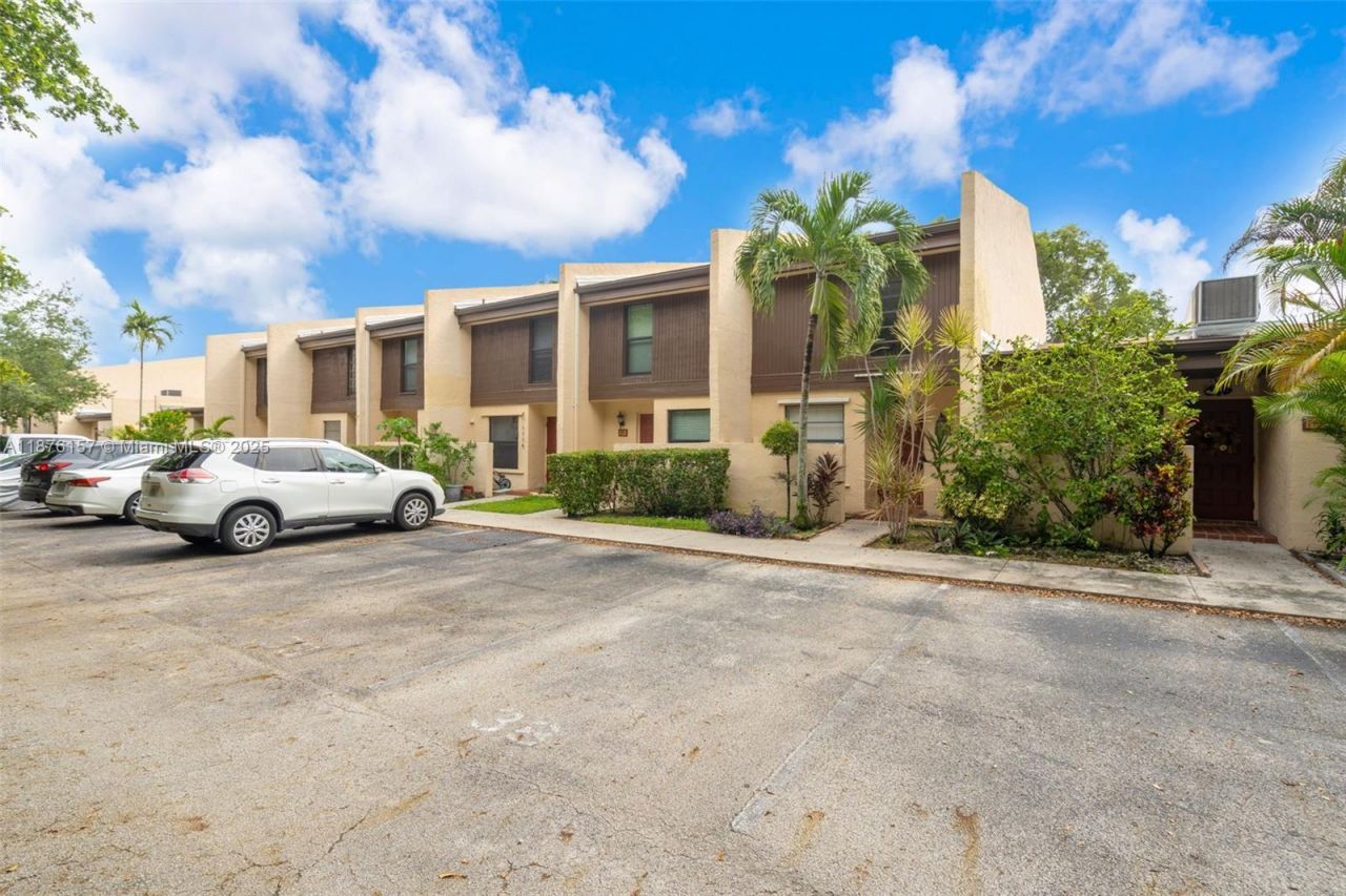 1161 NW 99th Ter, Unit 38, Pembroke Pines, FL 33024 Photo