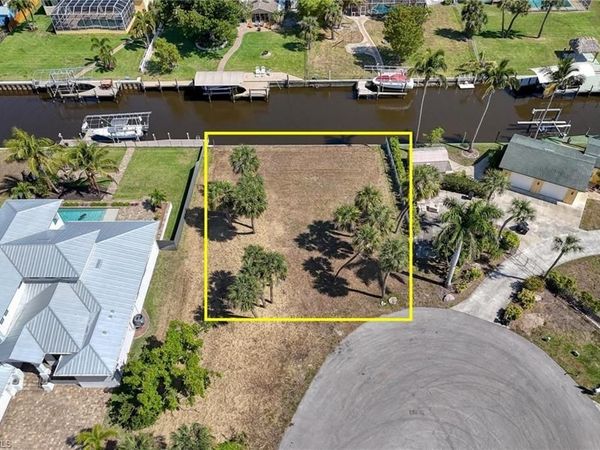 1806 MARINA CIR, NORTH FORT MYERS, FL 33913