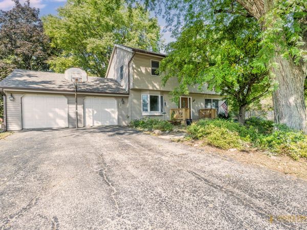 8488 Grange Hall Road, Garden Prairie, IL 61038