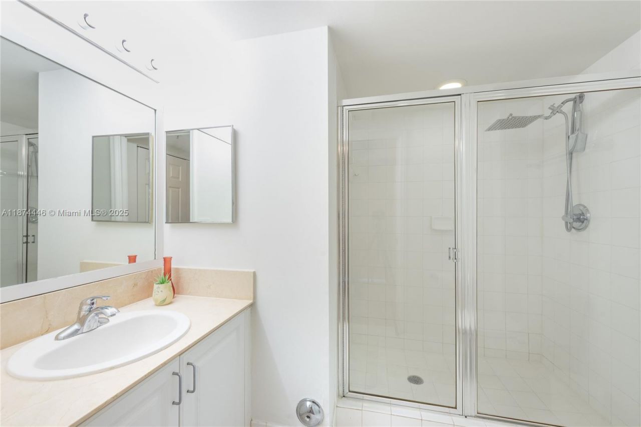 1155 Brickell Bay Dr, Unit 609, Miami, FL 33131 Photo