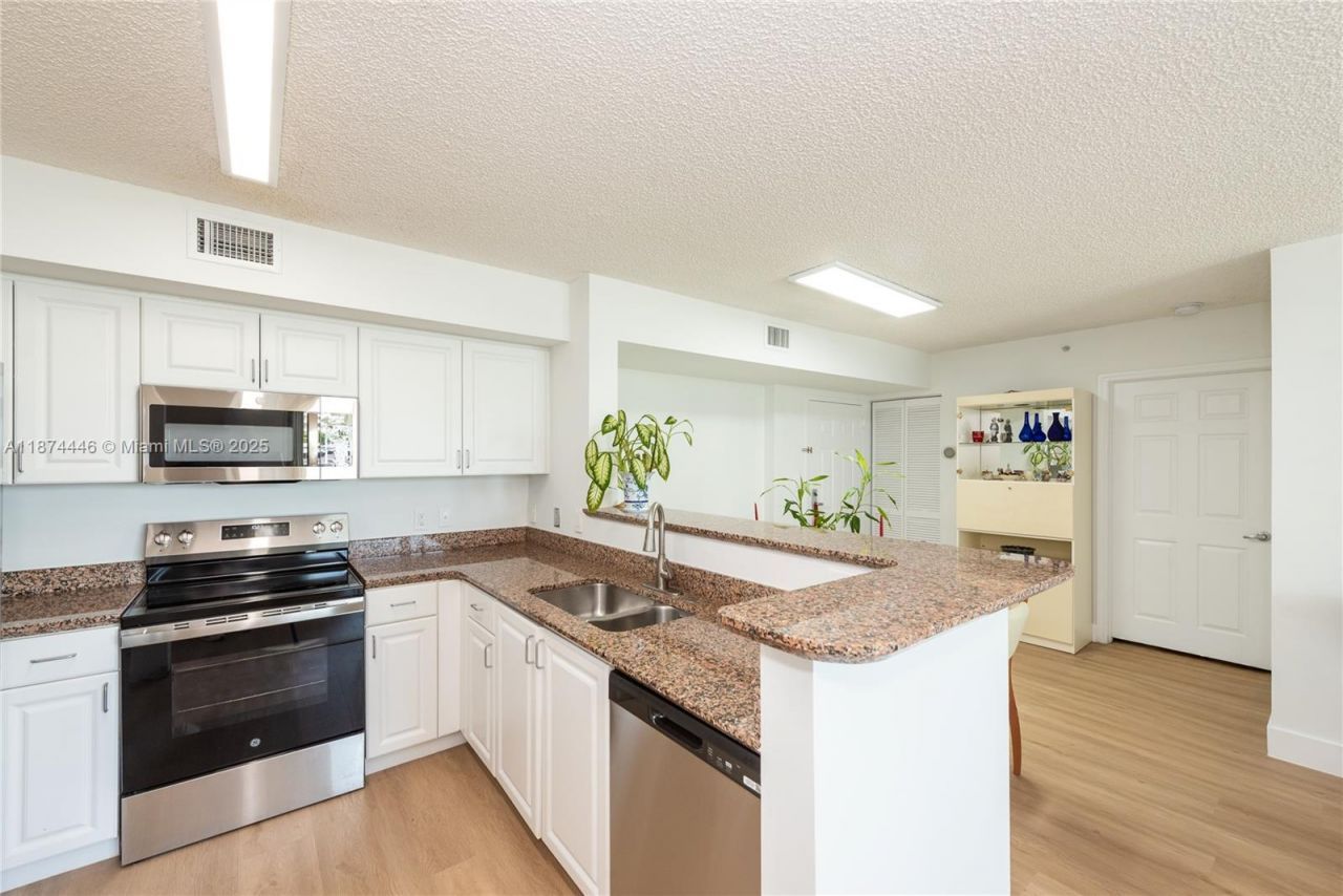 1155 Brickell Bay Dr, Unit 609, Miami, FL 33131 Photo