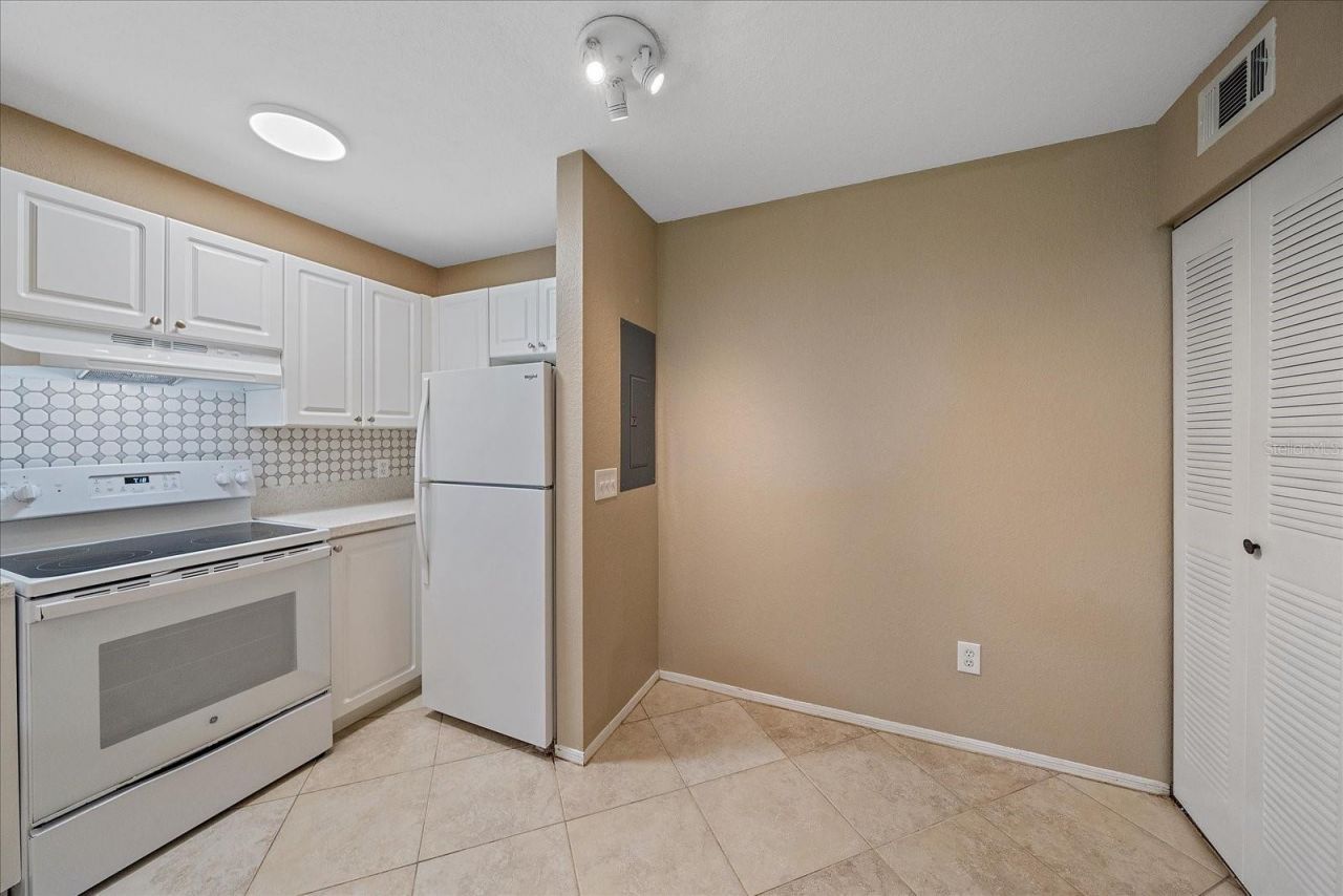 850 S Tamiami Trail, Unit 207, Sarasota, FL 34236 Photo