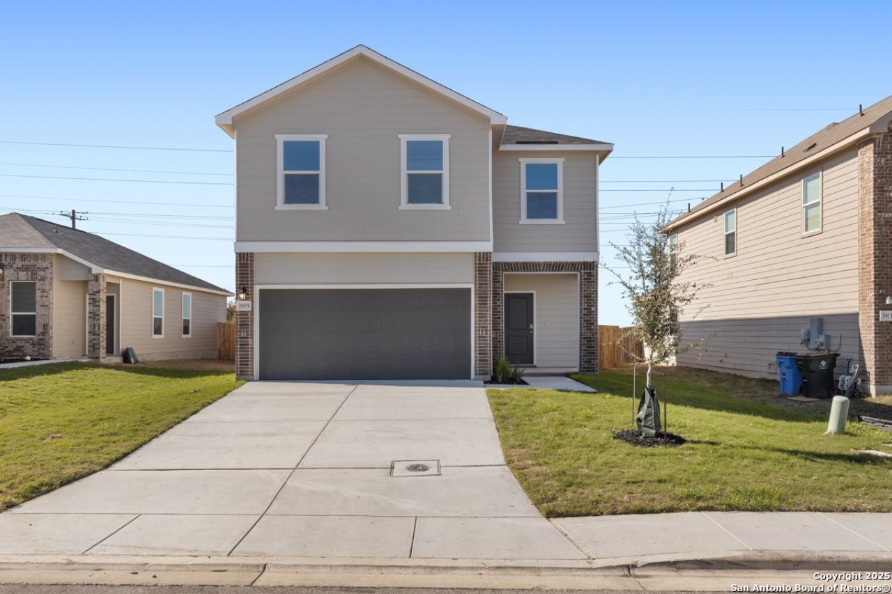 3909 Woodside Dr, Seguin, TX 78155 Main Photo