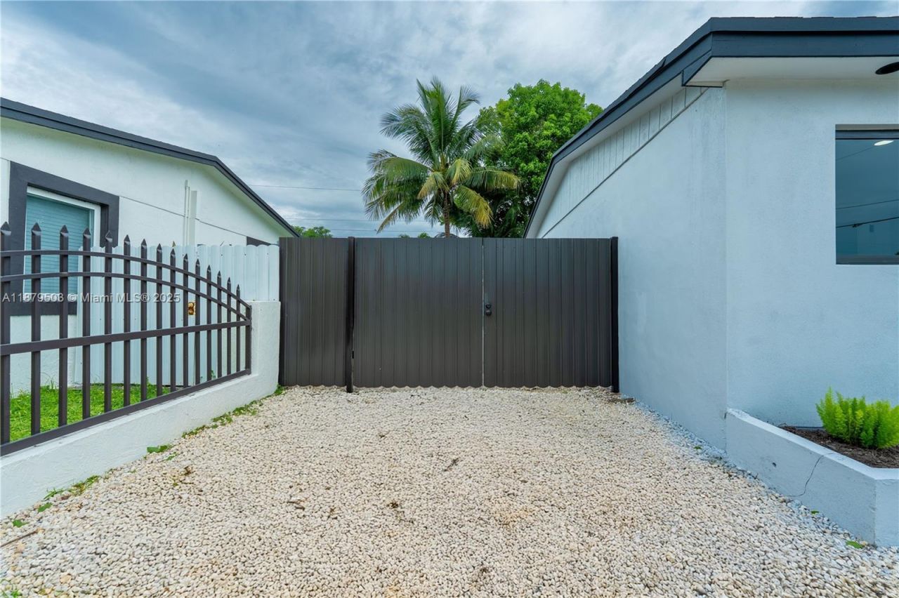 1301 NW 176th Ter, Miami Gardens, FL 33169 Photo