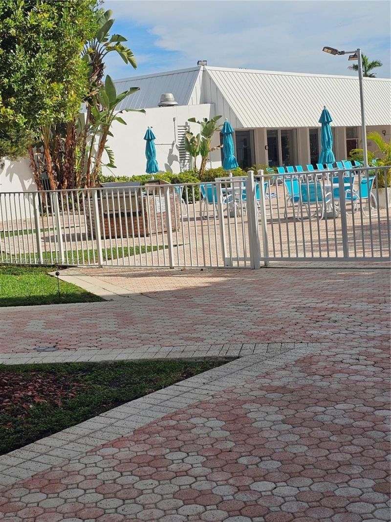 20400 W Country Club Dr, Unit 315, Aventura, FL 33180 Photo