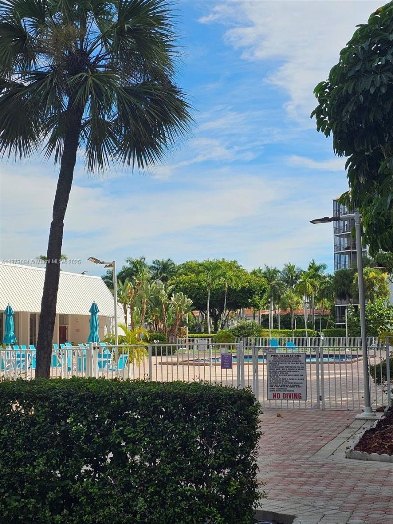 20400 W Country Club Dr, Unit 315, Aventura, FL 33180 Photo