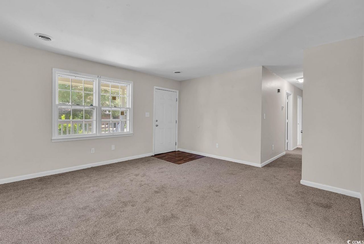 663 Player St. Photo 5