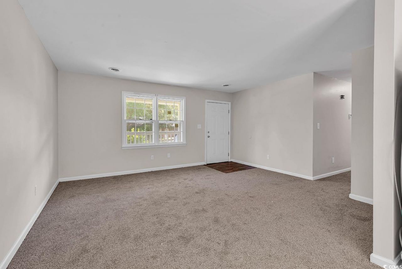 663 Player St. Photo 6