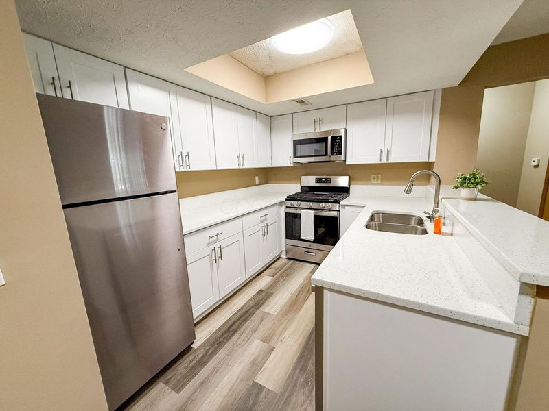2744 Greystone Drive, Unit E, Columbus, OH 43220 Photo 5