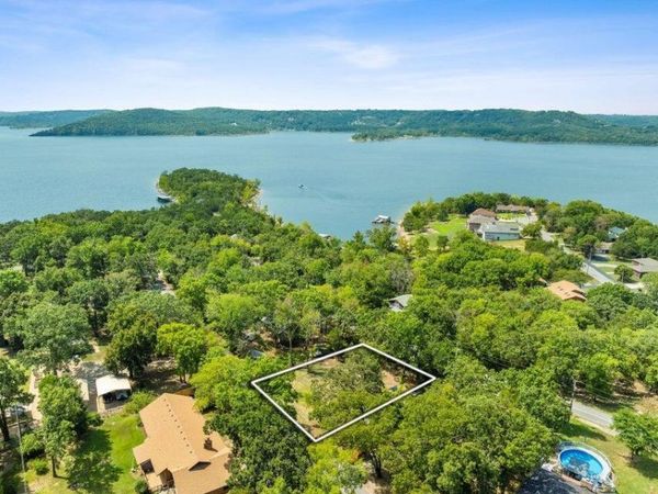 000 Tuttle Road, Hollister, MO 65672