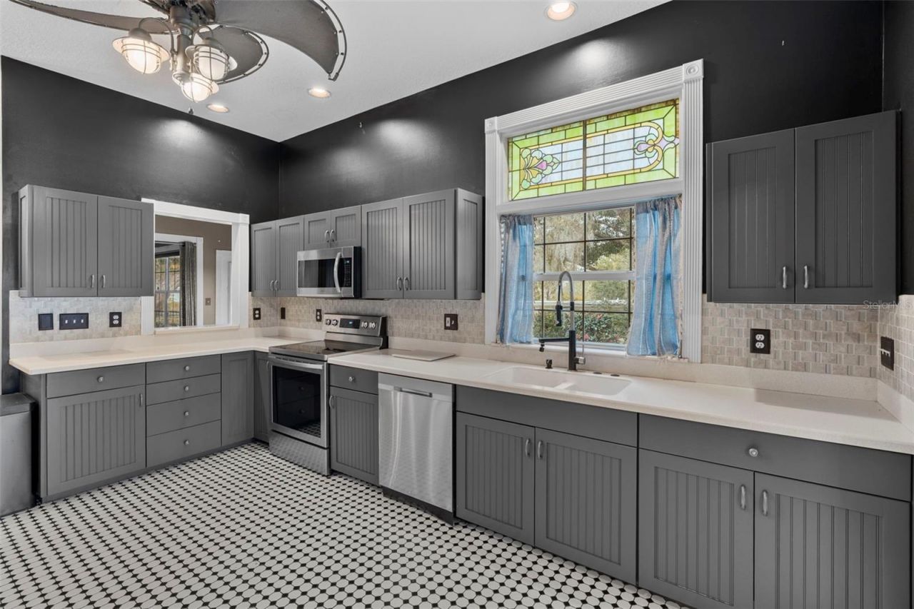 126 E Palmetto Avenue, Howey in the Hills, FL 34737 Photo