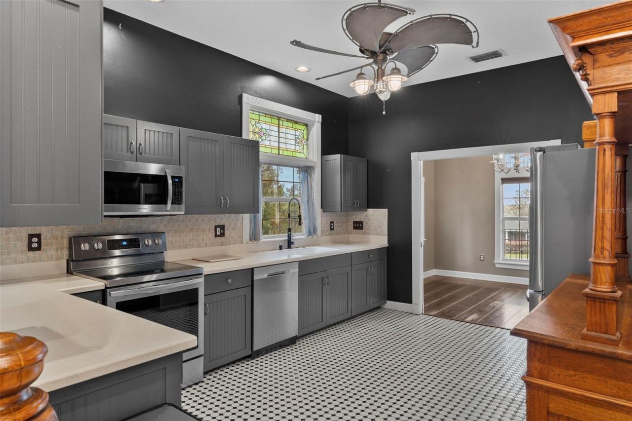 126 E Palmetto Avenue, Howey in the Hills, FL 34737 Photo