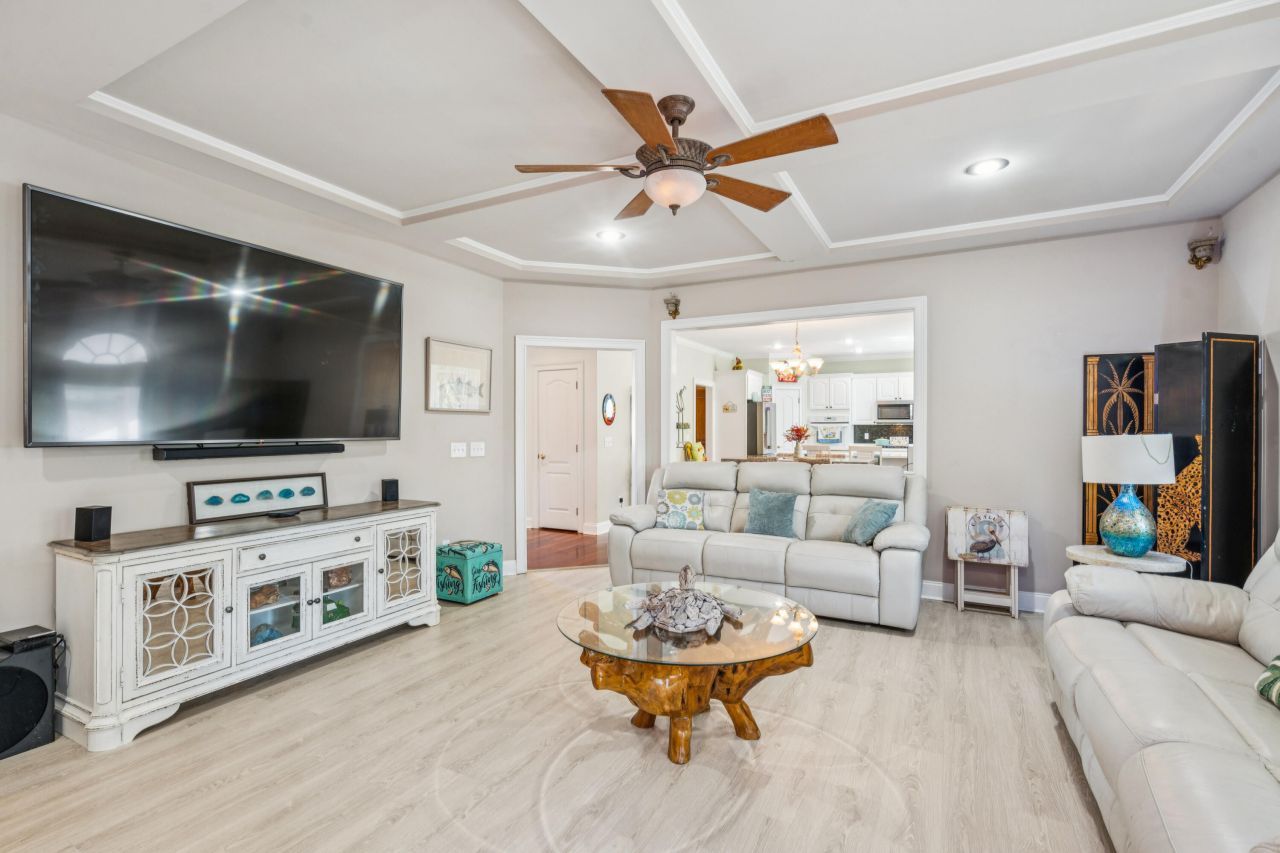 213 Harlech Way Photo 17