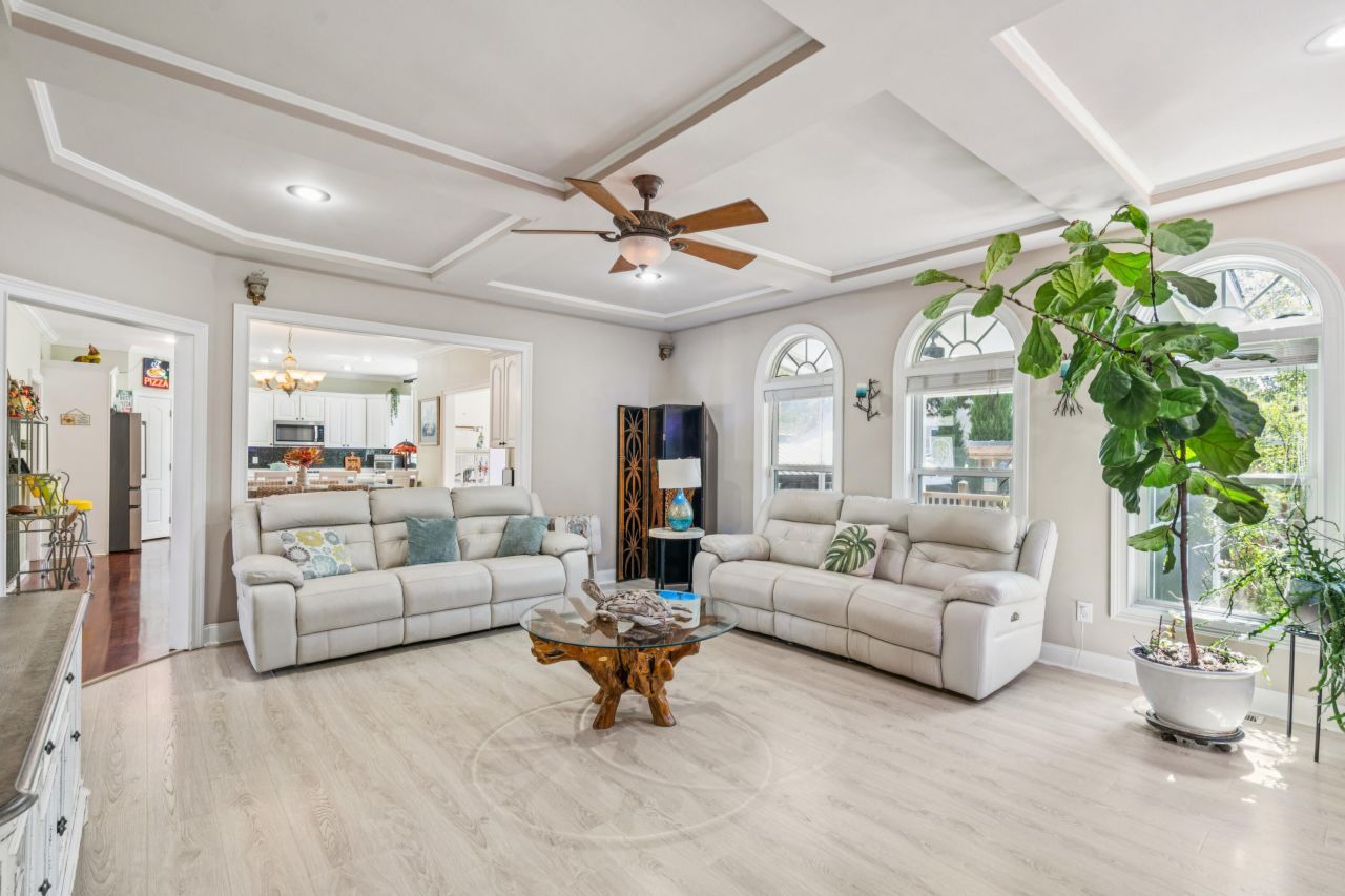 213 Harlech Way Photo 18