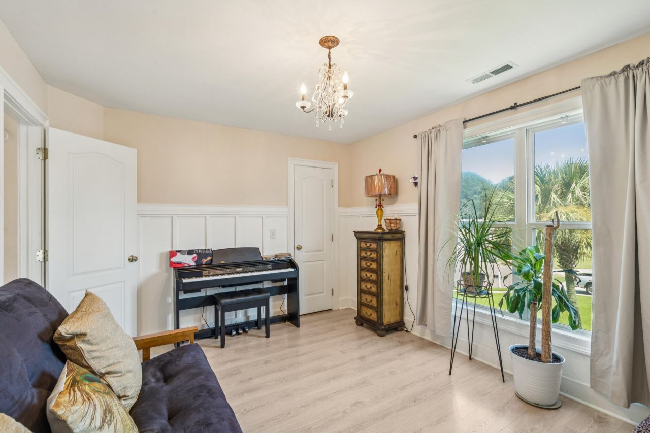 213 Harlech Way Photo 43