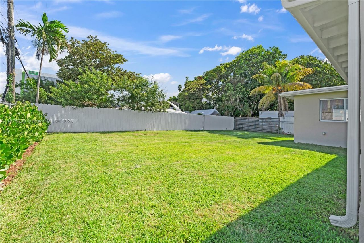 2722 NW 4th St, Miami, FL 33125 Photo