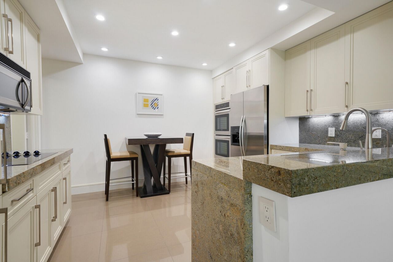 550 SE Mizner Boulevard, Unit B209, Boca Raton, FL 33432 Photo