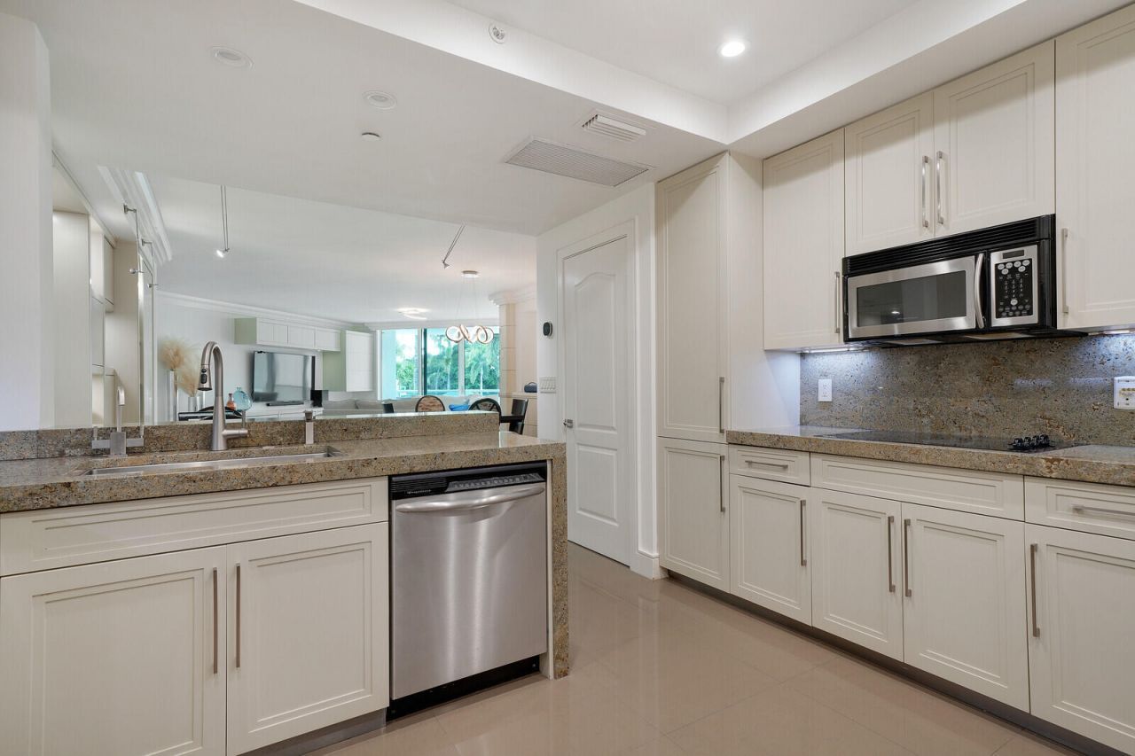 550 SE Mizner Boulevard, Unit B209, Boca Raton, FL 33432 Photo