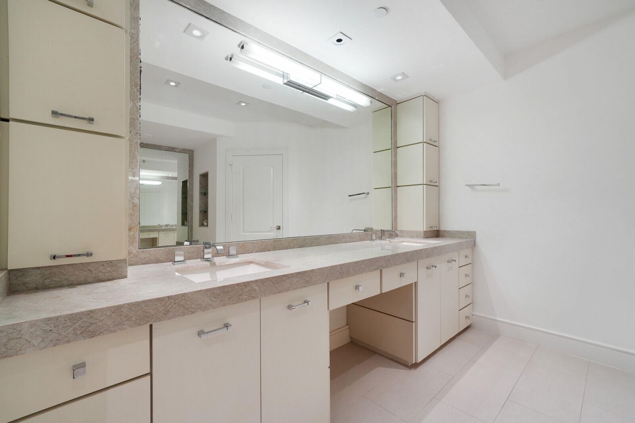 550 SE Mizner Boulevard, Unit B209, Boca Raton, FL 33432 Photo