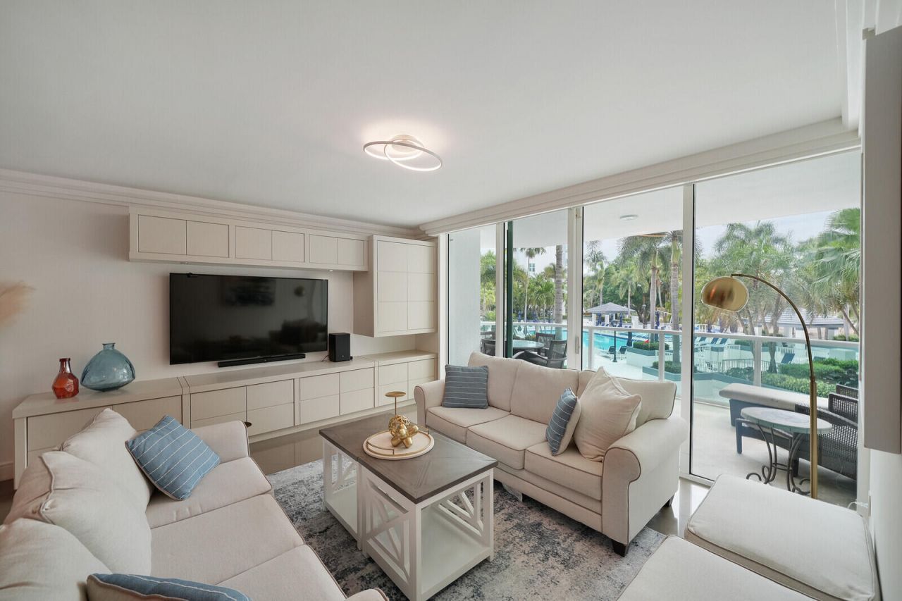 550 SE Mizner Boulevard, Unit B209, Boca Raton, FL 33432 Photo