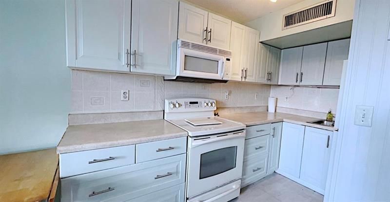 1200 Colonnades Drive, Unit 208, Fort Pierce, FL 34949 Photo