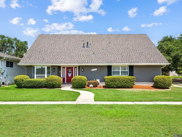 5001 Avron Dr, Metairie, LA 70006