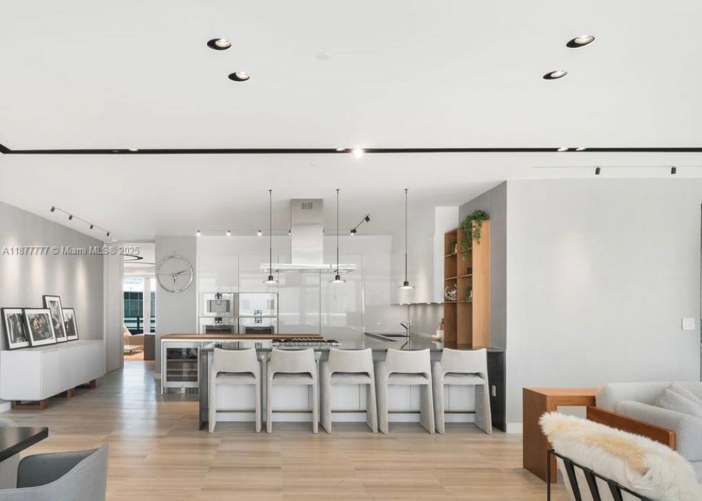 4701 N Meridian Ave, Unit 512, Miami Beach, FL 33140 Photo