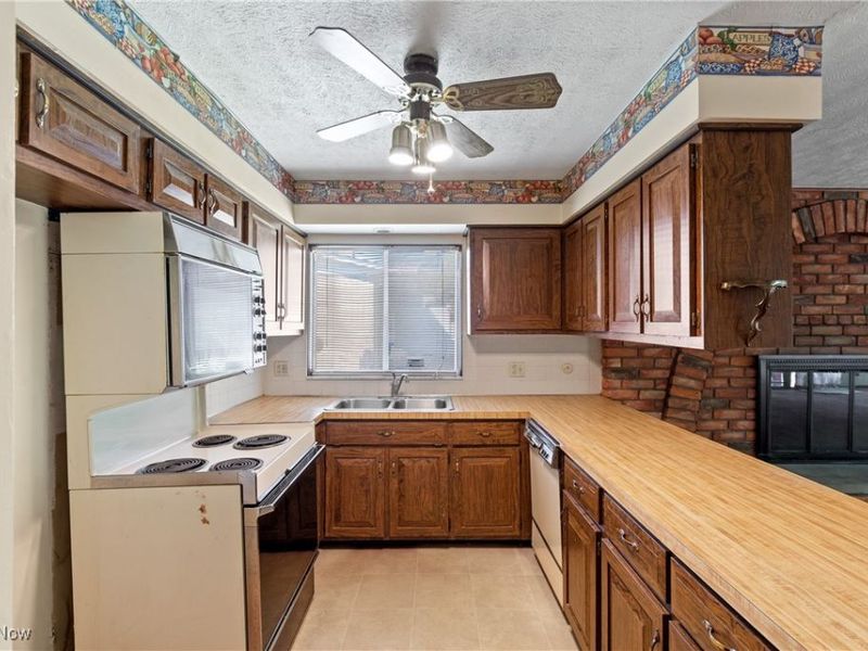 441 Sandhurst Road, Akron, OH 44333 Photo 9